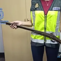 La domiciliul hoțului român a mai fost găsită o pușcă furată Foto: Policia Nacional