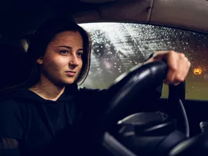 Ți se aburesc geamurile la mașină și miroase urât? „Suferă” de umezeală. Cum scapi de problemă - Foto: Freepik (Imagine cu rol ilustrativ)