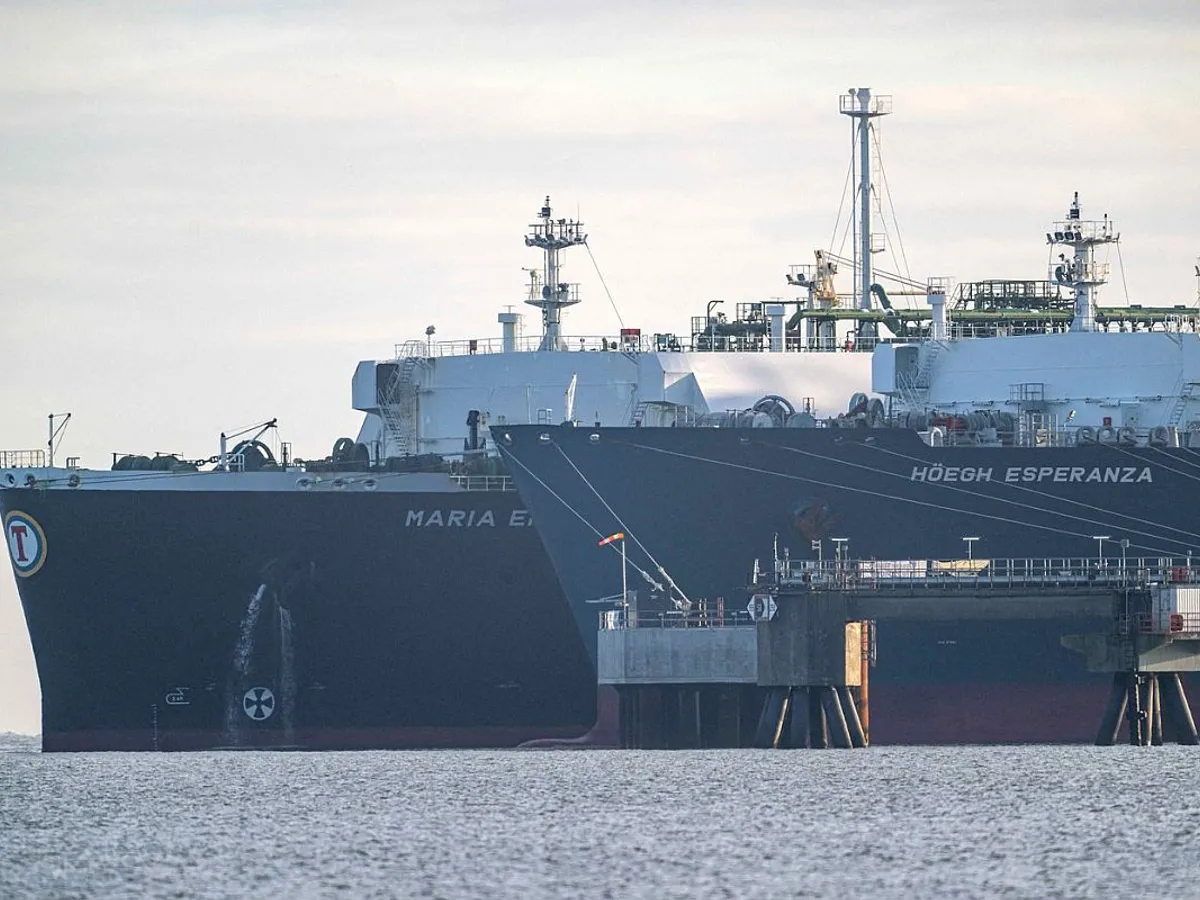 Tancul LNG Maria Energy (nava din spate), încărcat cu gaz natural lichefiat, este ancorat la terminalul plutitor, nava specială Höegh Esperanza, în portul Wilhelmshavem - Foto: Profimedia Images