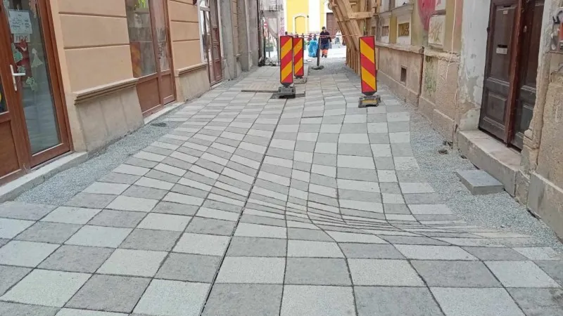 O stradă din Cluj le dă stări de amețeală oamenilor care trec pe ea. Care este cauza? foto: zcj.ro