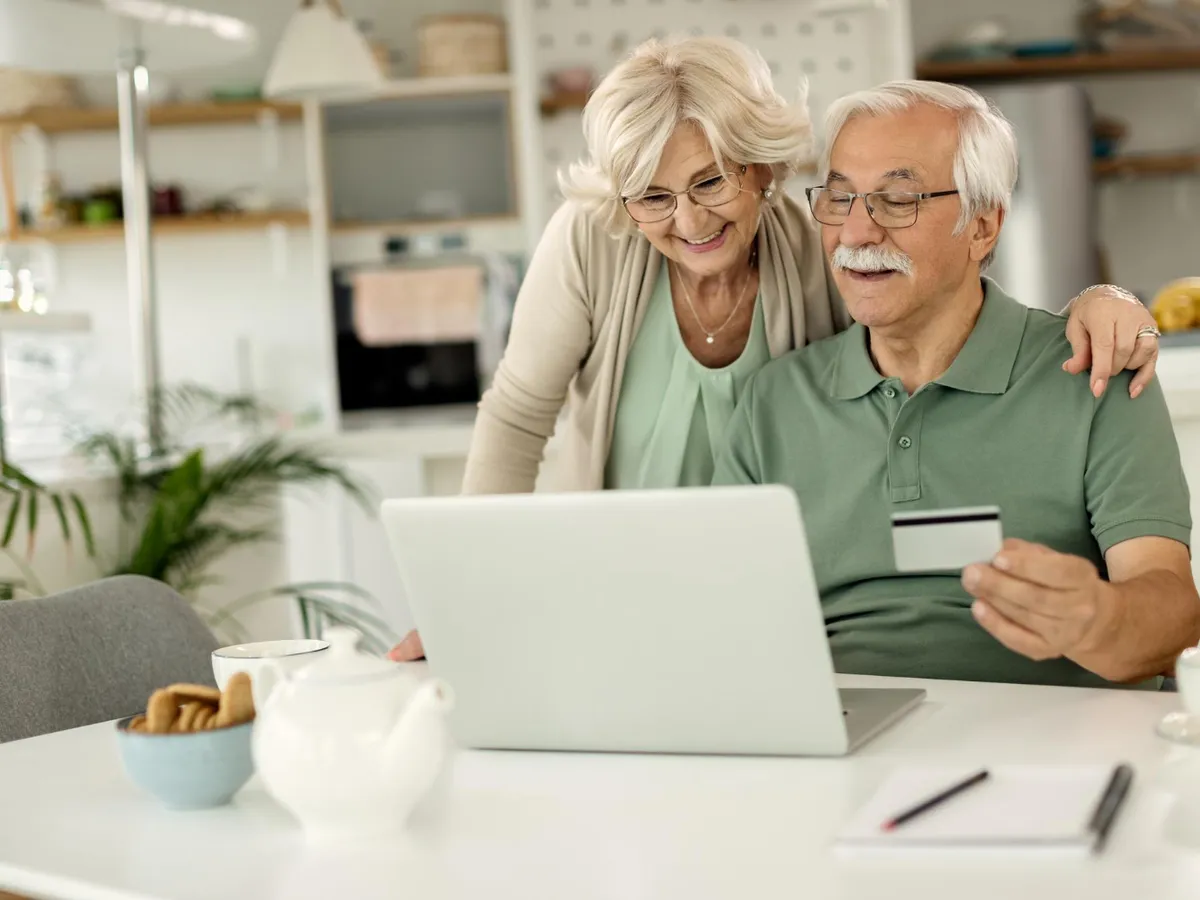 Pensionari cu pensie pe credit - Foto: Freepik