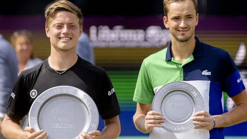Rusul Daniil Medvedev a fost spulberat de obscurul jucător olandez Tim van Rijthoven în finala turneului de la s-Hertogenbosch - Foto: Profimedia Images