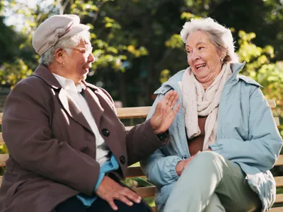 Pensionari în parc - Foto: Freepik