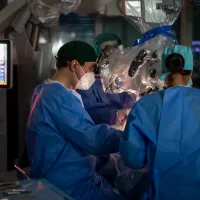Un medic a rămas fără profesie după ce a postat o poză cu o operație pe creier. Unde a pus-o? - Foto: Arhiva