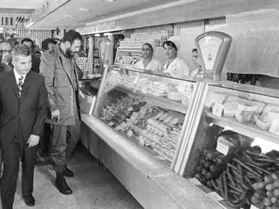 Ceaușescu și dictatoru cubanez Fidel Castro, în 1972, într-o alimentară din București - Foto: Profimedia Images