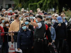 Românii au stat la coadă pentru a se vaccina. Foto: INQUAM/George Calin