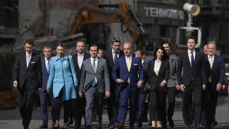 Candidații PNL, la depunerea semnăturilor. Foto Inquam Photos/Octav Ganea