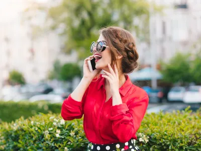 O femeie vorbește la telefon - Foto: Magnific (rol ilustrativ)