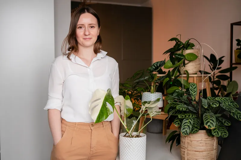 Femeie care cultivă plante acasă - Foto: Magnific.com (Imagine cu rol ilustrativ)