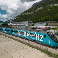 Consorțiul FCH2Rail a testat cu succes un prototip de tren hybrid, care pe liniile electrificate se hrănește de la fire, iar pe cele neelectrificate merge pe pile de combustie cu hidrogen - Foto: Toyota