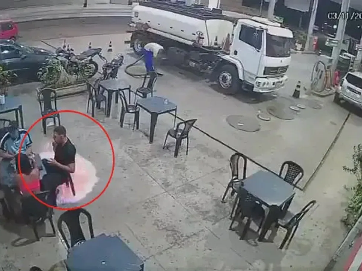 Benzinărie în flăcări - Foto: The Sun