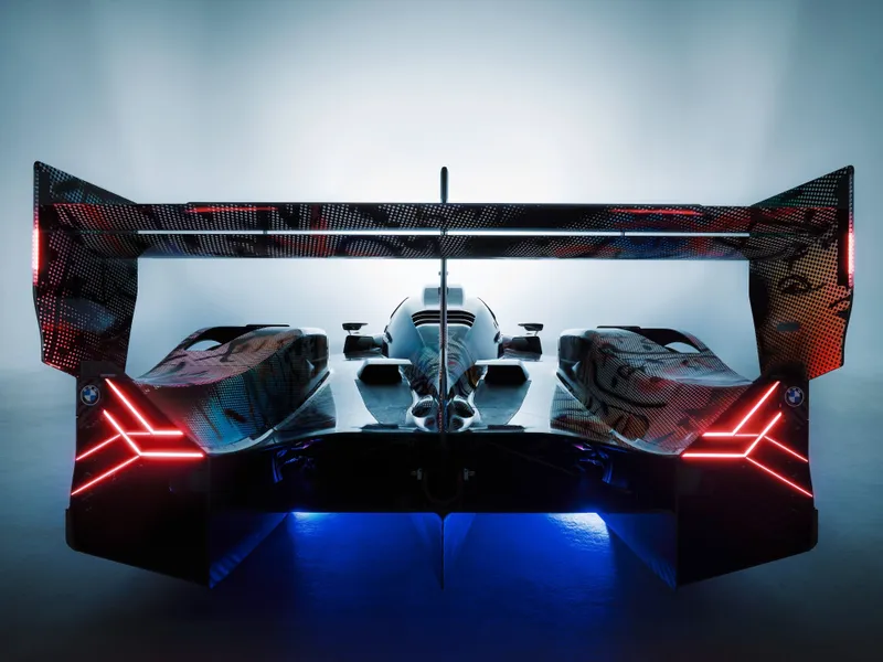 BMW revine spectaculos, după 25 de ani, în cursele de anduranță cu un hypercar „Art Car” - Foto: BMW