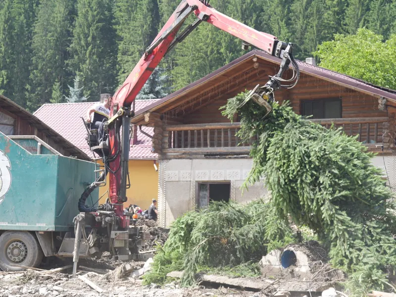 600 de gospodării inundate în Broșteni, Ostra și Stulpicani, eliberate de aluviuni - Foto: IGSU