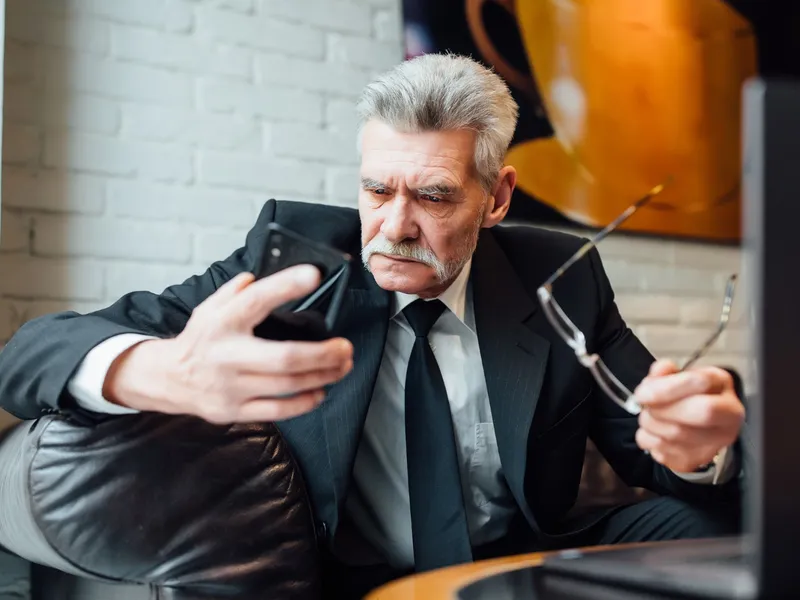 Pensionar pe telefonul mobil - Foto: Freepik