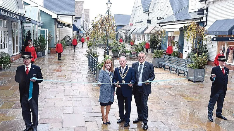 Oficialități locale au participat la deschiderea noului Bicester Village, pe 19 octombrie 2017