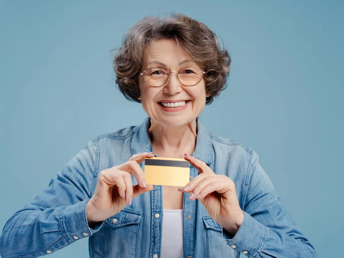 Pensionară așteptând pensia pe card - Foto: Freepik