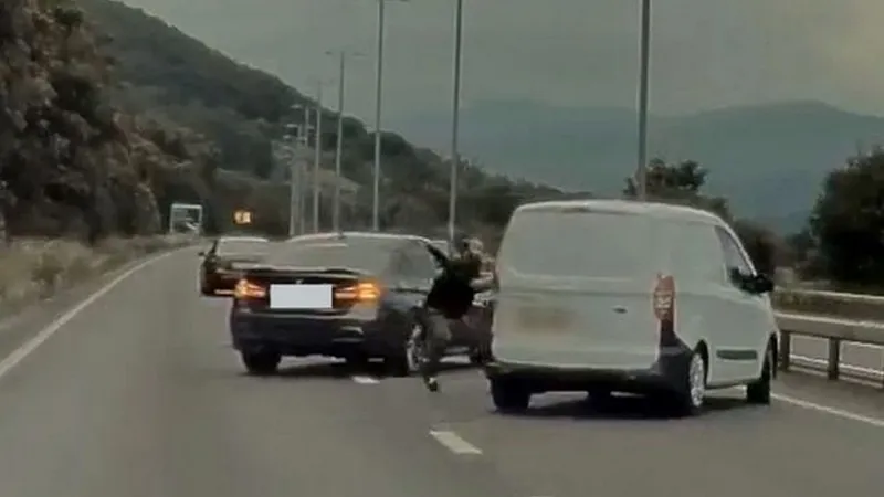Altercație penală în trafic: 4 „bombardieri” cu BMW blochează autostrada și atacă o dubiță. / Foto: captură video