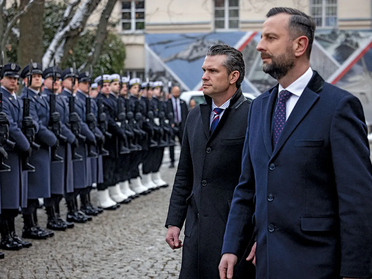 Secretarul american al Apărării Pete Hegseth alături de ministrului polonez al apărării Władysław Kosiniak-Kamysz la Varșovia pentru o inspecție a gărzii de onoare - Foto: Getty Images