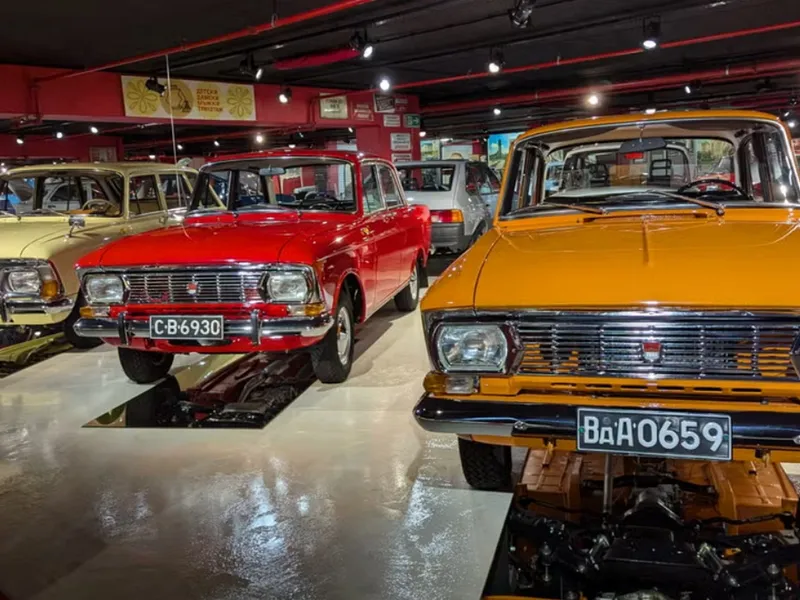 Incursiune în lumea mașinilor din epoca URSS: Lada, Dacia, GAZ, Wartburg, Skoda, Volga - Foto: autoweek.com/Murilee Martin