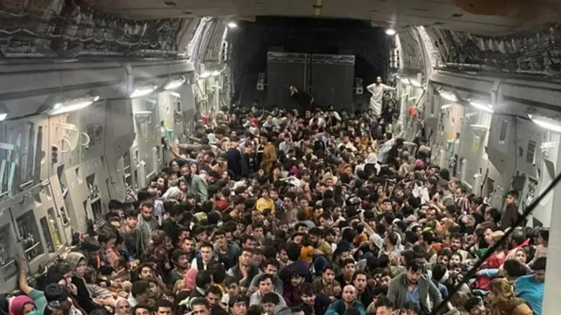 FOTO 640 de afgani, înghesuiți într-un avion american, salvați din calea talibanilor / indiatoday.in