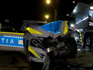 Un BMW de poliție, făcut praf de un vitezoman de 19 ani. „Un polițist rănit avea capul spart” - Foto: captură video