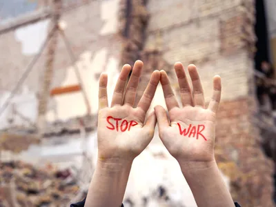 Mâini pe care este scris stop war - Foto: Freepik (rol ilustrativ)