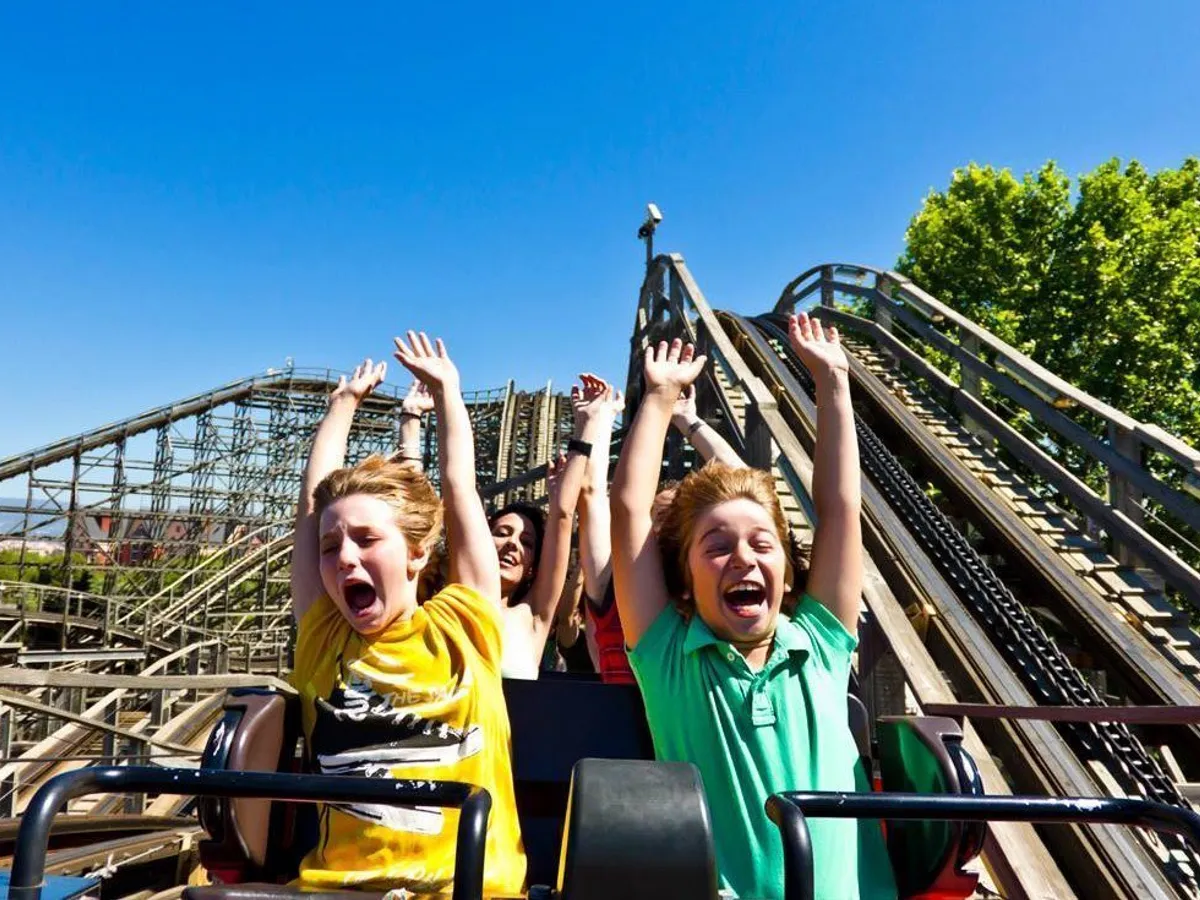 PortAventura se întinde pe o suprafață de peste 34.000 metri pătrați și este împărțit în cinci zone, pentru fiecare zonă fiind replicate atracțiile, vegetația și arhitectura specifice