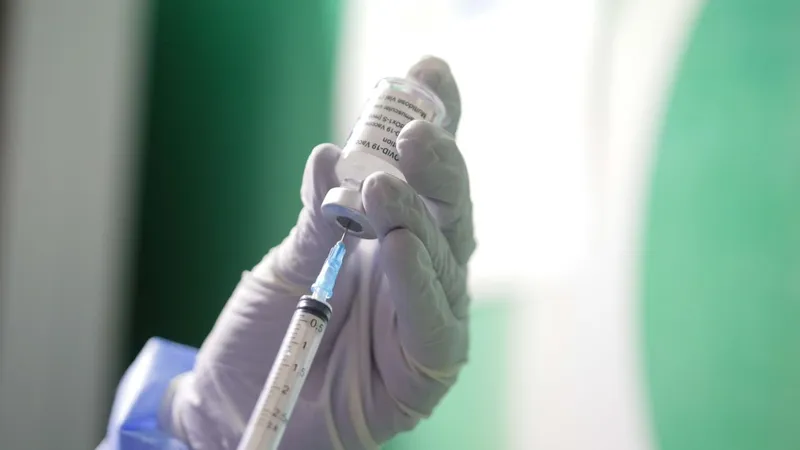 Ce se întâmplă cu vaccinurile anti COVID care expiră. Soluția găsită de SUA și OMS. Foto Inquam Photos/Octav Ganea