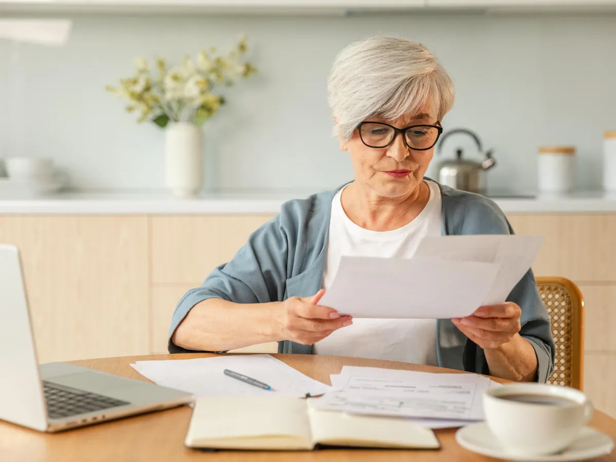 pensionară, la pensie - Foto: Freepik