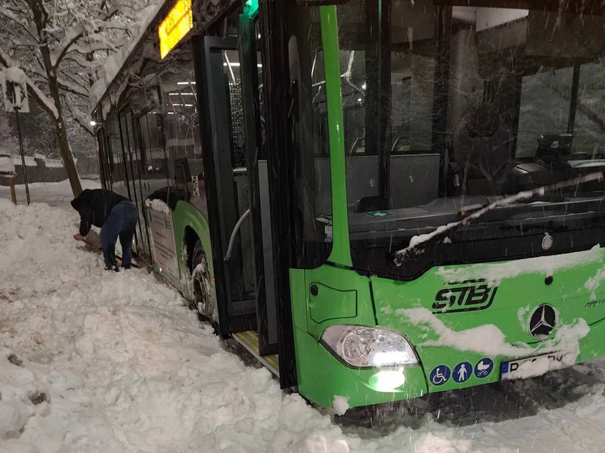 Autobuz STB fără cauciucuri de iarnă blocat în zăpadă - Foto: Meteoplus