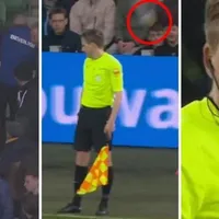 Meciul de fotbal dintre echipele Groningen şi NEC Nijmegen, oprit după ce tușierul a fost lovit cu un pahar de plastic. - Foto: Twitter