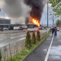 Un autocar cu 30 de elevi a luat foc pe drum Foto: captură Opinia Timișoarei