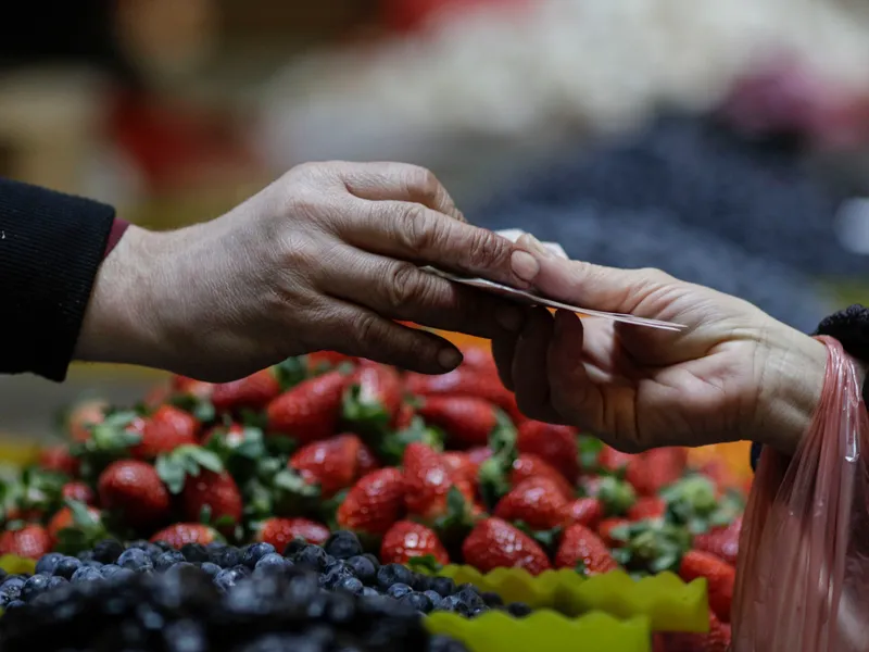 Cum li s-au mărit inutil românilor veniturile. Banii dispar în inflaţie, când cresc preţurile - Foto: INQUAM PHOTOS / Octav Ganea