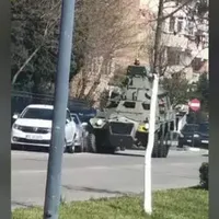 Un vehicul blindat nu a apreciat manelele lui Dani Mocanu. A acroșat mai multe mașini. / Foto: captură video