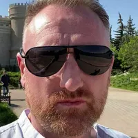 Chay Bowes, jurnalist irlandez de la Russia Today, putinist fervent - Foto: Chay Bowes on Twitter via Pinterest