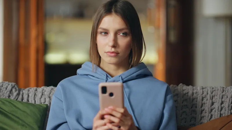 Femeie pe telefon - Foto: Freepik