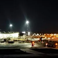 Intervenții pe aeroport. Ce se întâmplă cu traficul aerian după ce a nins toată noaptea - Foto: CNAB