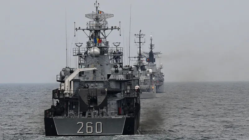 Fregata Marinei Române „Regele Ferdinand” (D), o navă de război bulgară (C) și corveta românească „Amiral Bărbuneanu” (S) mărșăluiesc pe Marea Neagră - Foto: Profimedia Images