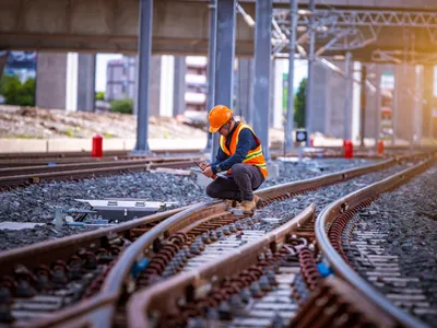 Lucrări de modernizare la calea ferată - Foto: magnific.com (Imagine cu rol ilustrativ)
