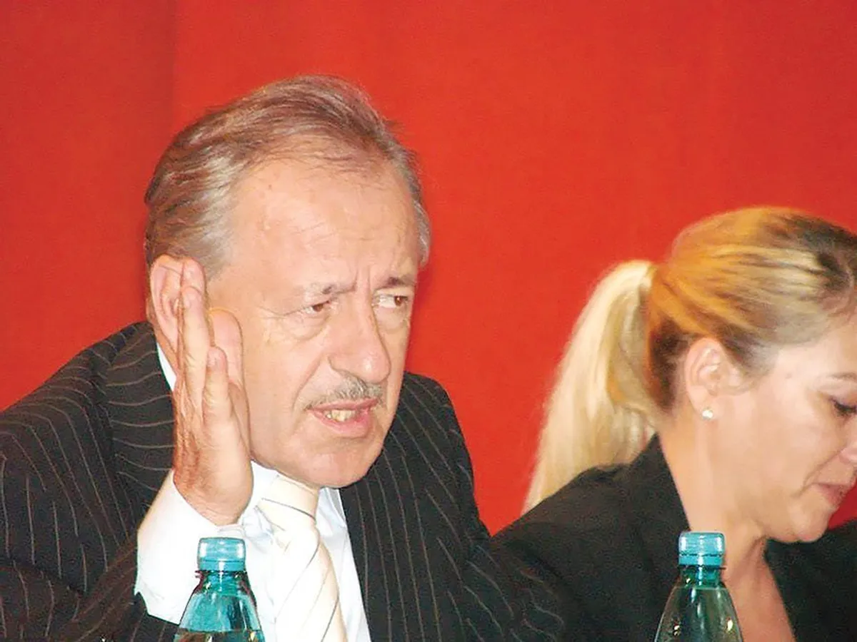 Profesorul universitar Ovidiu Nicolescu (ASE)
a fost furat fără milă de un
doctor al ASE