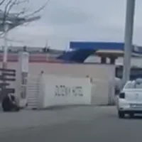 Un tânăr de 17 ani, lovit cu bâta peste picioare de un taximetrist pentru că n-a plătit cursa Foto: captură Youtube