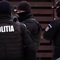 Bogdan Peşchir, finanţatorul campaniei lui Georgescu cu 1.000.000 €, „trezit” de mascați - Foto: captură Poliția - Imagine cu rol ilustrativ