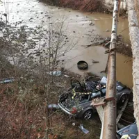 Un Audi a sărit de pe DJ 109F în albia râului Lăpuş, patru persoane în stare gravă. / Foto: ziarmm.ro