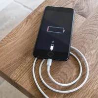 Nu vă mai încărcați telefonul așa! Metoda, interzisă de producători. Vă distruge rapid bateria - Foto: Profimedia images