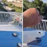 Suruburile din structrura de rezistență a Podului de la Brăila se desfac cu mâna - Foto: TikTok/ thiagothiago055