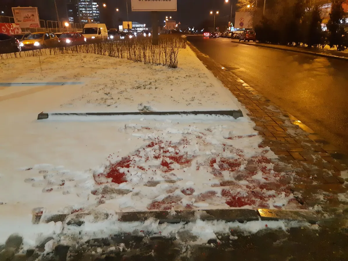 Tricolorul din pietriș a fost acoperit cu zăpadă și oamenii au călcat pe acesta