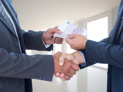 Bărbat necunoscut luând şpagă - Foto: Freepik/creativeart