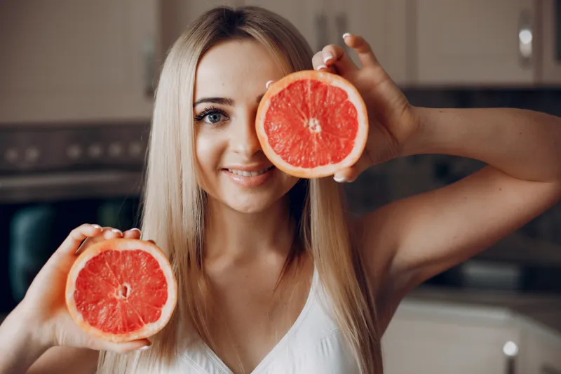 Femeie cu fructe - Foto: Magnific (Imagine cu rol ilustrativ)