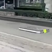 Unei mașini electrice chinezești i-a căzut bateria pe stradă, în mers - Foto: captură video