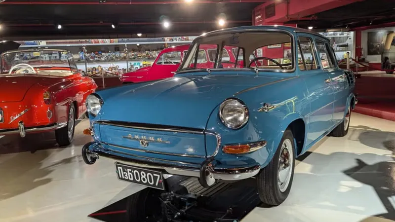 Incursiune în lumea mașinilor din epoca URSS: Lada, Dacia, GAZ, Wartburg, Skoda, Volga - Foto: autoweek.com/Murilee Martin